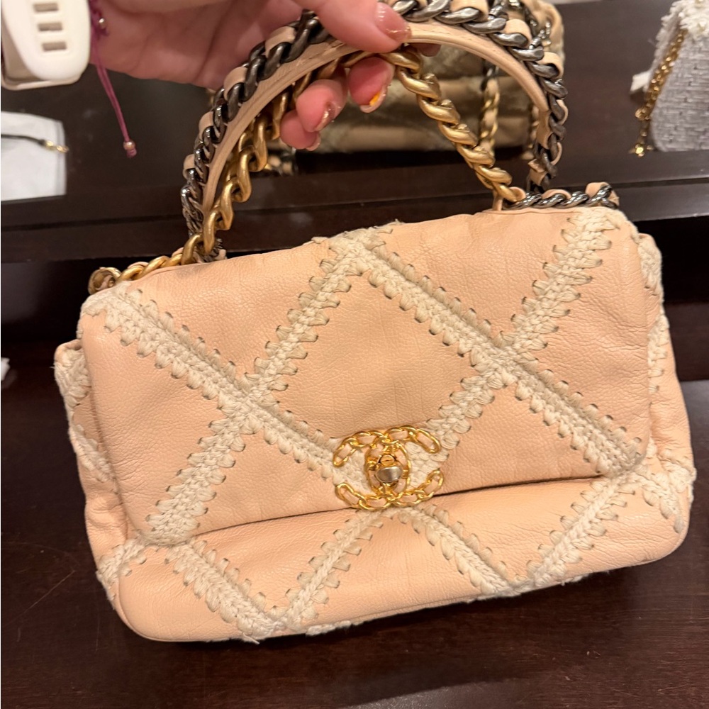 CHANEL 19 medium crochet Leather